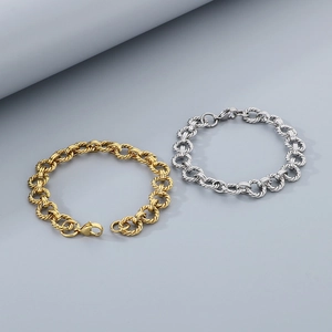 Détails de bracelets métalliques tissés en or et argent avec maillons polis et ronds