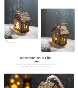 Détail de maison de Noël en bois avec éclairage LED chaud et découpes de flocon de neige