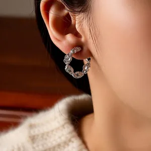 Boucles d'oreilles créoles fleurs plaquées or 18 carats avec texture métal tressé