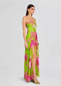 Détail de la fente latérale haute d'une robe longue bustier fleurie vert vif