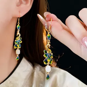 Orecchini a pavone placcati in oro 14K con smalto colorato e perle bianche eleganti