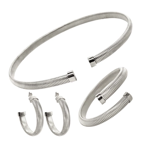 Détail de collier texturé argenté, bracelet ouvert et boucles d'oreilles créoles
