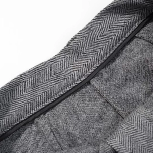 Gros plan détaillé du tissu en laine chevron gris avec détails de couture noirs