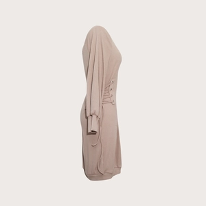 Beige geribbelde gebreide jurk met lange mouwen, tailleband en slanke pasvorm