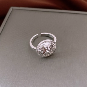 Vue détaillée d'une bague réglable argentée avec surface texturée et éclat métallique