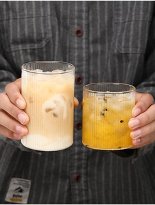 Vista detallada de vasos de vidrio borosilicato con rayas verticales para café y zumo