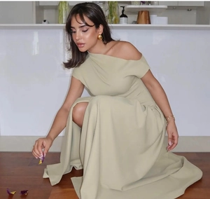 Detalle del diseño de un solo hombro y la cintura fruncida en este vestido maxi verde oliva