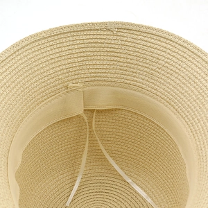 Détails internes du chapeau en paille avec texture tissée et sangle réglable