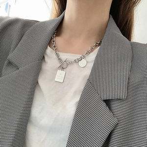 Collar de cadena gruesa de acero inoxidable estilo hip-hop con cierre OT y dijes plateados