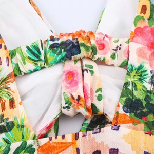 Détail de robe midi à imprimé tropical avec laçage au dos et texture élastique fine