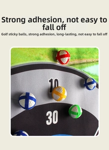 Primer plano de bolas de golf adhesivas de colores en una alfombra de juego infantil
