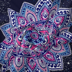 Detaillierte Makroansicht des böhmischen Mandala-Wandteppichs mit Marine-Mustern