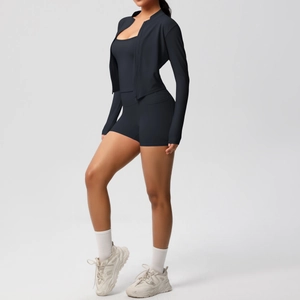 Ensemble yoga 3 pièces noir avec short taille haute et veste à zip détaillée