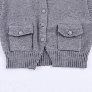 Gilet en maille grise avec poches avant et boutons ronds avec détail d'ourlet côtelé