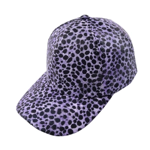 Modische lila Baseballkappe mit Leopardenmuster aus PU-Leder und klassischem gebogenem Rand