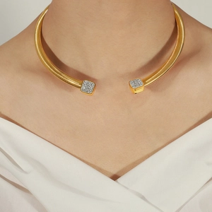 Collier ras du cou doré avec cristaux géométriques sur chaîne à lame élégante
