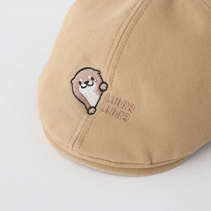 Détail de la broderie loutre et texte Lutra Lutra sur béret en coton kaki pour enfant