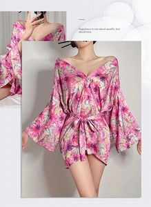 Detail eines rosa geblümten Kimono-Bademantels aus Satin mit weiten Ärmeln für Damen