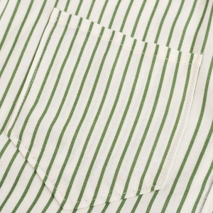 Macro de la poche de chemise à rayures vertes et blanches avec texture de tissu