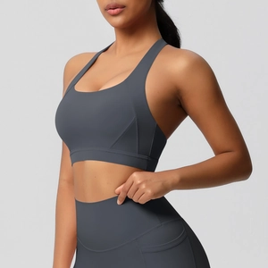 Detailweergave van de donkergrijze yoga sportbeha met vochtafvoerende en elastische stof