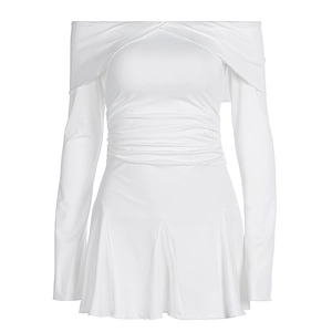 Robe courte blanche chic à épaules dénudées avec taille ajustée et détails froncés