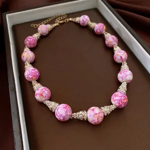 Collana vintage di perle marmorizzate rosa con distanziali dorati e cristalli