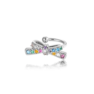 Manchette d'oreille en argent en forme de nœud avec cristaux colorés sur fond blanc