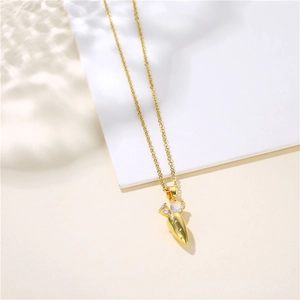 Collier en acier inoxydable doré avec pendentif carotte orné de pierres de zircone