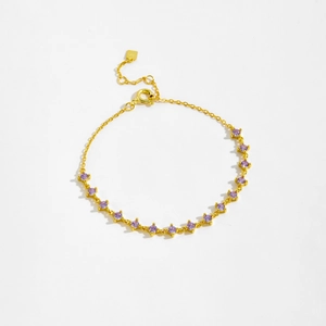 Macro di bracciale in argento 925 dorato con zirconi viola tondi e chiusura regolabile