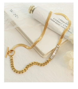 Detalle de collar chapado en oro de 18K con circonitas y cierre de barra elegante