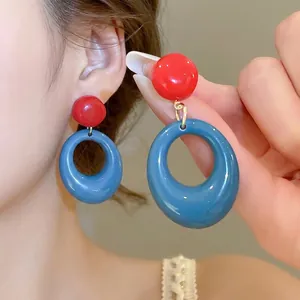 Boucles d'oreilles pendantes ovales en résine bicolore rouge et bleu style dopamine