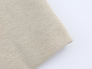 Dettaglio ravvicinato del tessuto in maglia beige con trama di qualità e cuciture