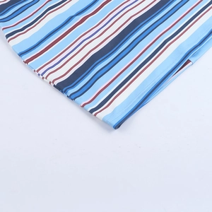 Gros plan sur le détail du tissu en maille rayé montrant les coutures de haute qualité