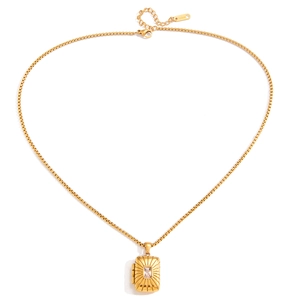 Détail du collier médaillon en acier inoxydable doré 18 carats avec zircon et chaîne