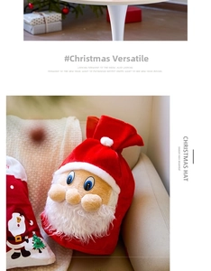 Détail du sac cadeau de Noël en peluche rouge avec visage 3D du Père Noël