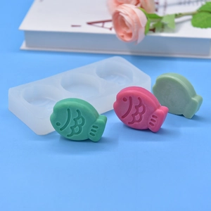 3-cavity sea bream shaped silicone mold with realistic fish scale textures for DIY crafts