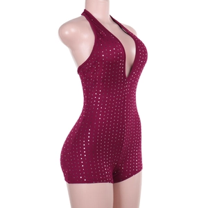 Détail d'un combishort bordeaux à sequins avec décolleté en V profond et strass brillants