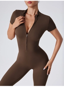 Détail du body de yoga marron foncé à manches courtes avec fermeture éclair et tissu doux