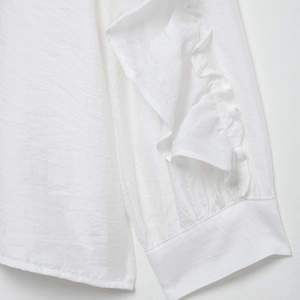 Élégante blouse blanche à col en V avec manches longues à volants et poignets boutonnés