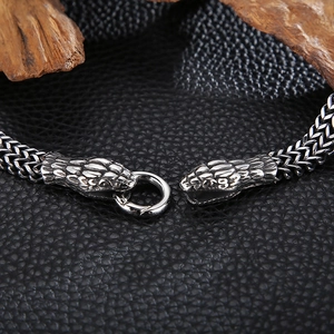 Vista dettagliata del bracciale vintage in acciaio a scaglie di serpente con chiusura a testa