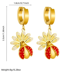 Vue détaillée de boucles d'oreilles dorées avec coccinelles et spécifications de taille