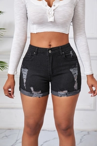 Detail der schwarzen High-Waist-Jeans-Shorts mit Rissen und ausgefranstem Saum am Bein