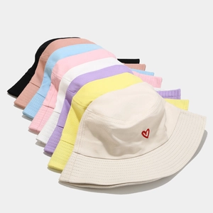 Cappello a secchiello in cotone con ricamo a cuore rosso in vari colori pastello