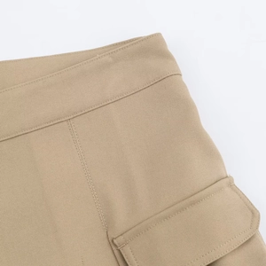 Jupe-short cargo kaki à taille haute avec détail de poche sur un fond blanc épuré