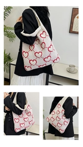 Texture de tricot détaillée et motif cœur rouge sur un grand sac fourre-tout