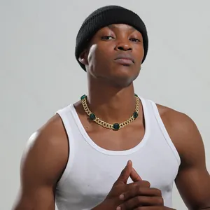 Collana a catena cubana oro hip hop con cristalli verde smeraldo su un modello