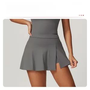 Dettaglio del design a portafoglio e del tessuto fluido su questa gonna sportiva grigio scuro