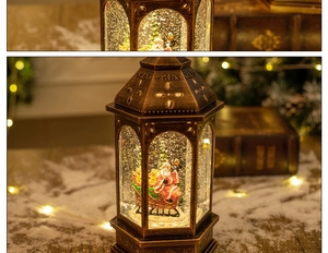 Dettaglio della lanterna natalizia in bronzo con Babbo Natale e luce LED calda