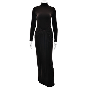 Vue détaillée de la robe en velours noir avec col montant et élégant drapé à la taille