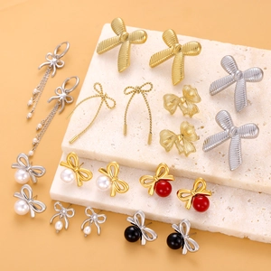 Boucles d'oreilles nœuds plaquées or 18K avec perles et designs variés sur support pierre